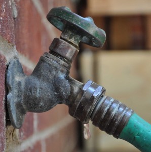 Water_spigot_with_hose_attached