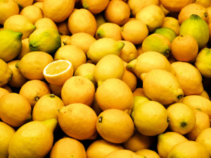 "Valencia market - lemons" by © Hans Hillewaert /. Licensed under CC BY-SA 3.0 via Wikimedia Commons